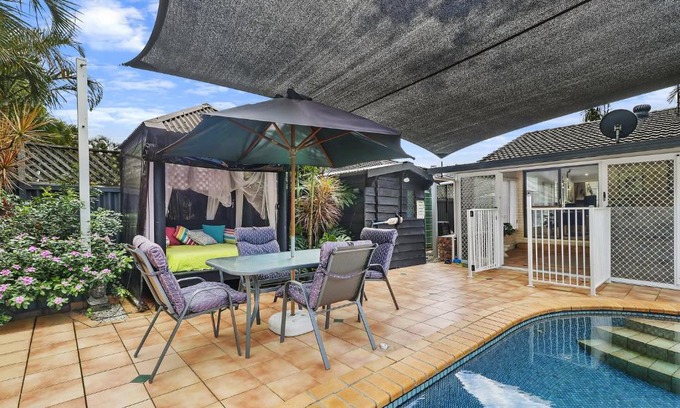 Burleigh Waters House | Cozy 3 BR Retreat with WIFI and Indoor Fireplace