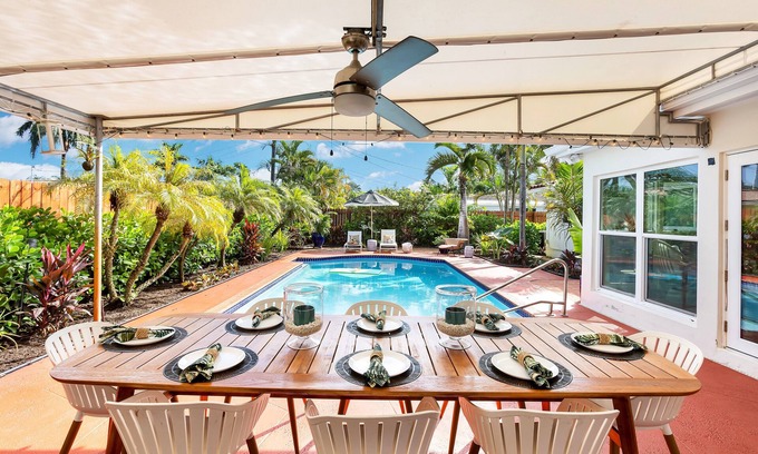 Central Corals House | Beachside Retreat with Heated Saltwater Pool & Ocean Views