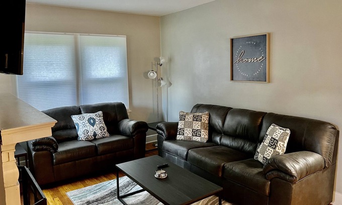 Kent House | 3 BR Family-Friendly Retreat in Kent with Spa & Breakfast