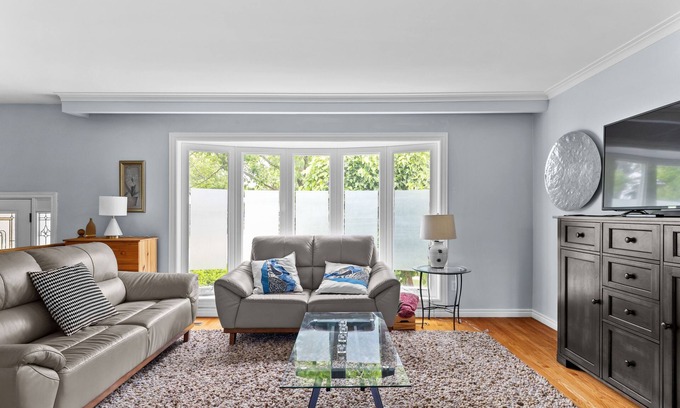 Clarkson-Lorne Park Hotel | Pet-Friendly 3 BR House with Large Backyard in Tranquil Area