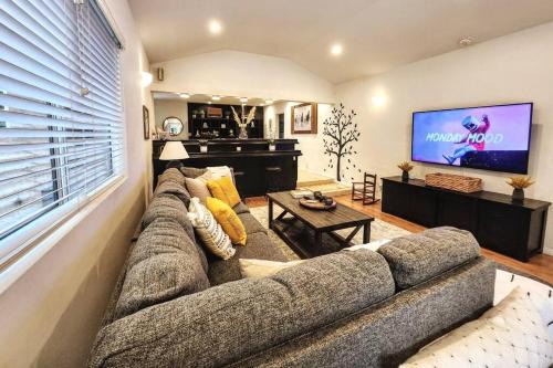 Mar Vista Villa | Pet-Friendly 3 BR Retreat Near Venice Beach with BBQ