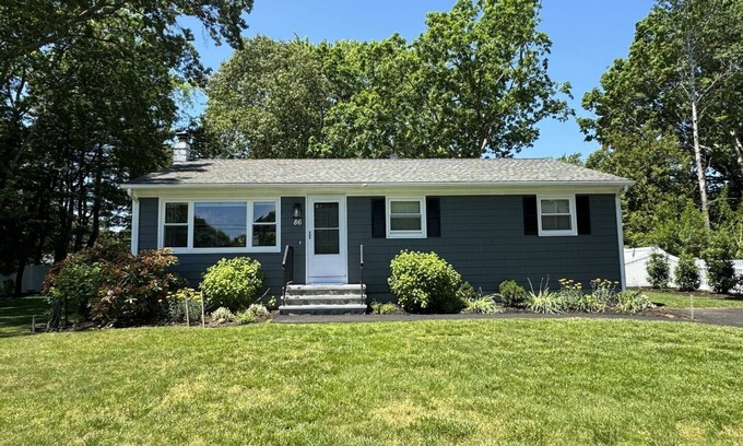 Narragansett House | Outstanding 3 BR Ranch in Mettatuxet with Bocce Court