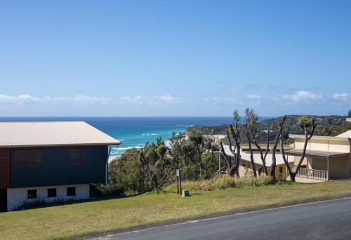 Point Lookout House | Relaxing Ocean Views at 3 Buoys with Fireplace & Family Comfort