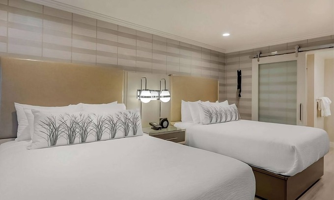 Southeast Torrance Hotel | Contemporary Rooms with Relaxing Patio & Free Parking