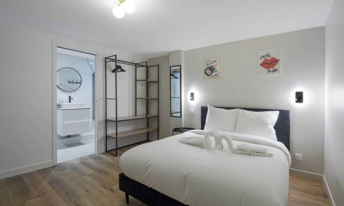 Quartier Saint-Georges Apartment | Cozy Apartments for 12 Guests Near Galeries Lafayette