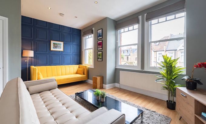 North Kensington Apartment | Family Retreat Near Notting Hill with Spa & King Bed