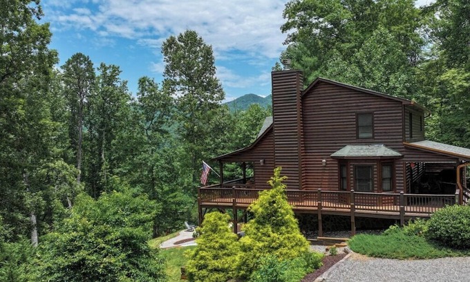 Hiawassee Cabin | Perfect Private Cabin with Hot Tub and Cozy Fire Pit