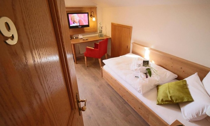 Silberberg Apartment | Cozy 3* Single Room with Balcony and Sunset Views
