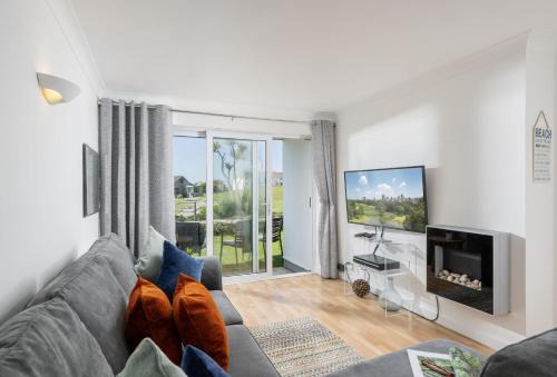 Mawgan Porth House | Inviting 3 Europa Court: Pet-Friendly Retreat with Pool