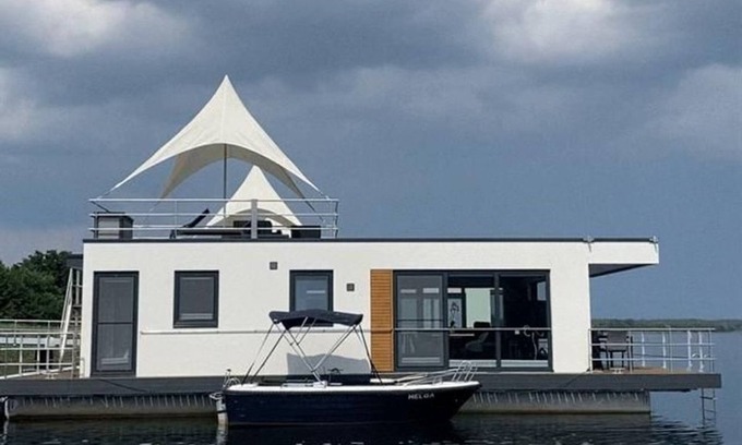 Laasow Boat Rental | Experience the Unique Floating Vacation Home Möweninsel