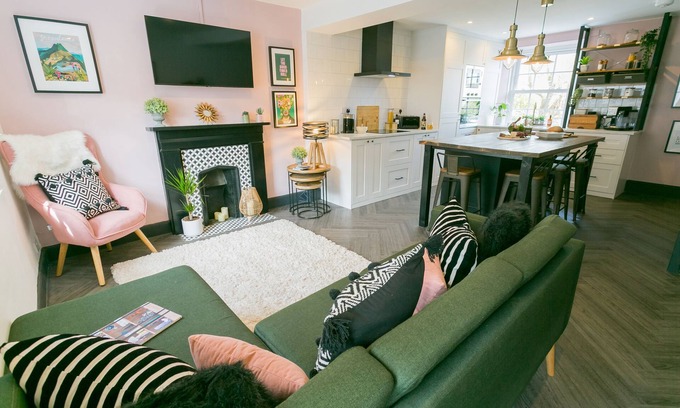 Menai Bridge Cottage | Cozy 3 Greenfield Terrace with Oceanfront Views and Kitchen