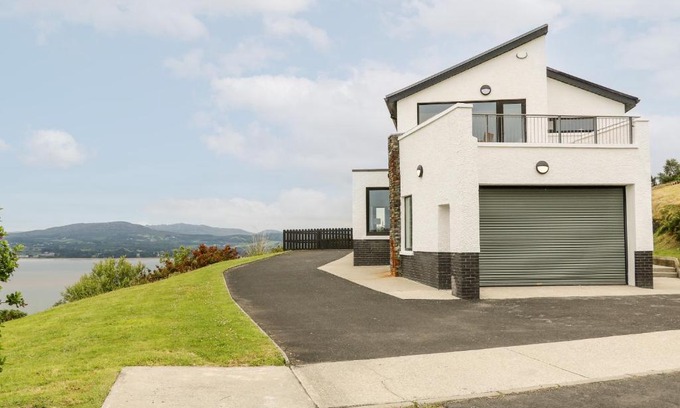 Fahan House | Relaxing 3 Harbour View: Oceanfront, Family-Friendly Stay