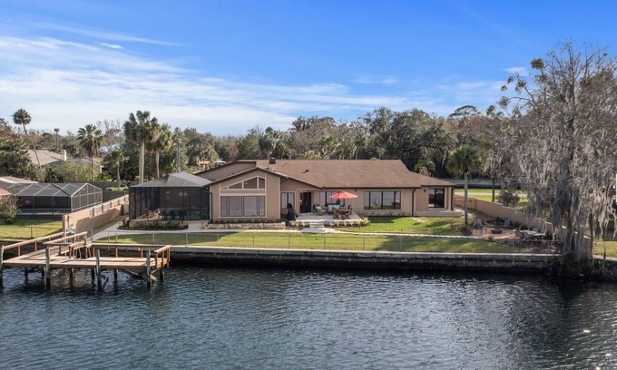Homosassa House | Explore Springs Waterfront: 10/10 Rated Family Getaway