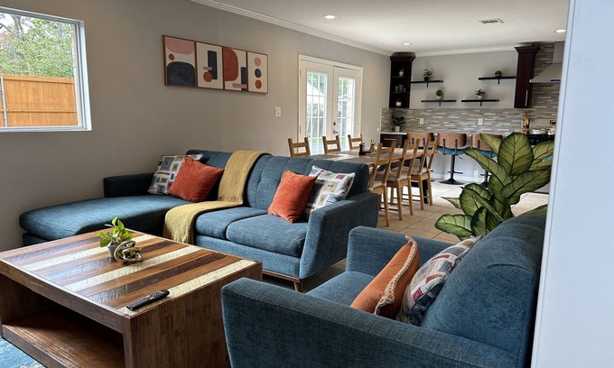 Sharpstown House | Spacious Family Getaway with 5 Bedrooms and Spa Amenities