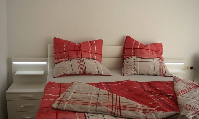 Riederich Apartment | Convenient Stay Near Outlet Metzingen with Pool & Spa