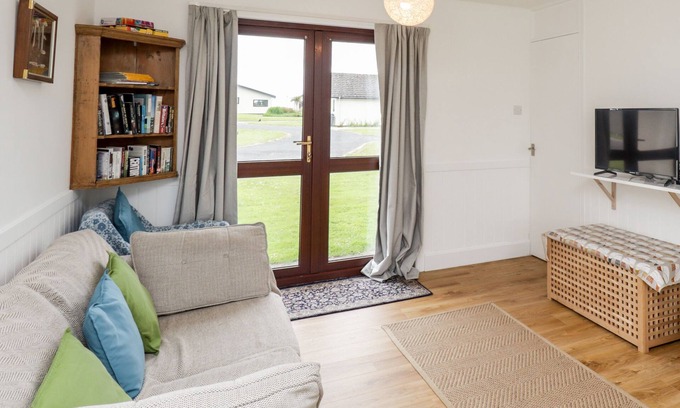 Newton Stewart Cottage | Cozy 3 Laigh Isle with Family-Friendly Amenities