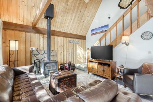 Overlook Park House | Discover 3 Lofty Lane: Pet-Friendly Retreat with Pool