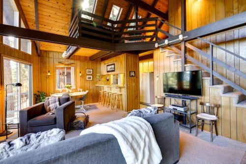 Arnold House | Inviting Arnold Cabin - 3 Miles from Big Trees State Park!