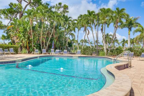 East Naples Apartment | 3 Mi to Botanical Garden and Dtwn Naples Condo