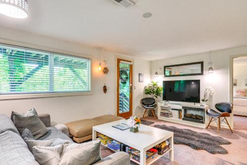 Lair Hill Apartment | Inviting Portland Flat with Fire Pit - Ideal for Families!