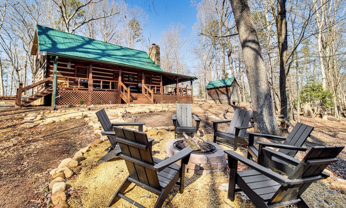 Ellijay Cabin | 3 Mi to Dtwn Ellijay: Tree-Lined Cabin w/Deck!