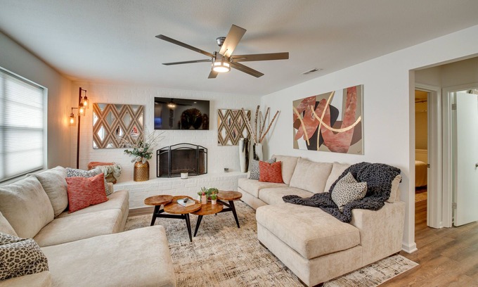 Hot Springs Condo | Stylish Hot Springs Condo with Pool & Spa - Close to Downtown!