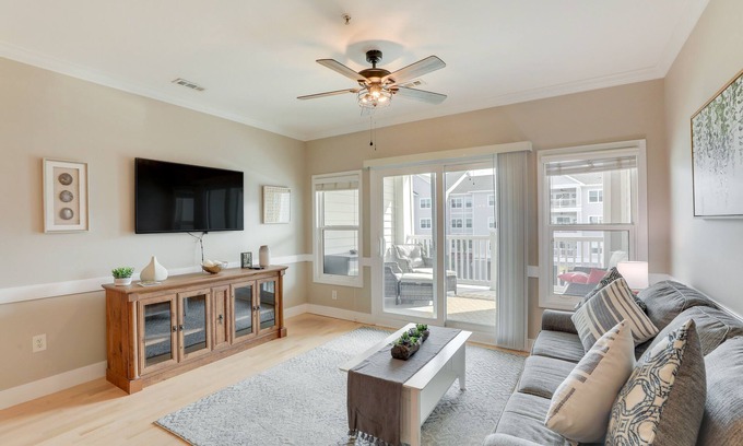 Charleston Condo | Inviting Charleston Condo Steps from Folly Beach with Pool