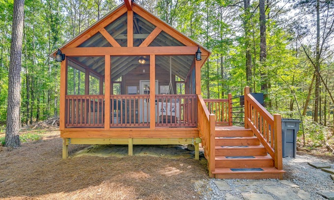 Starkville Apartment | Modern Starkville Tiny Cabin Near MSU with Kitchen & Spa