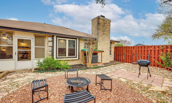 Universal City House | 3 Mi to Randolph AFB: Family Home w/Poker Table!