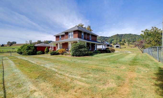 Bristol House | Idyllic Bristol Getaway on a Scenic 160-Acre Farm