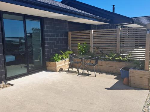 Hokitika Bed & Breakfast | Charming 3 Mile BnB: Child-Friendly & Rated 9.7/10