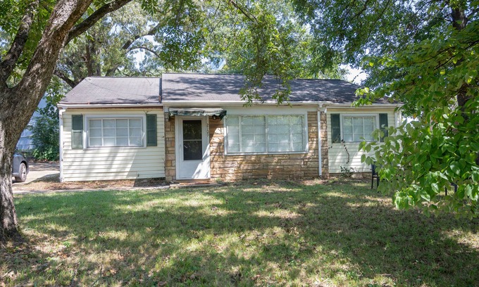 Northport House | Convenient Stay Just 3 Miles from Campus - Pet Friendly!