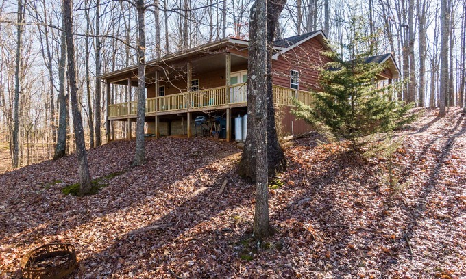 Albany House | Convenient Stay Near Wolf Creek Dam with Pet-Friendly Perks