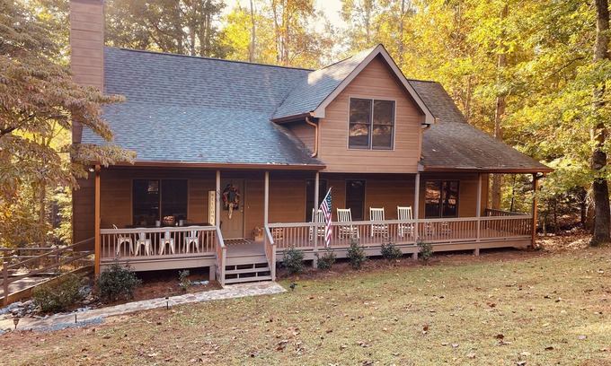 Dahlonega House | Renovated Luxury Getaway with Wine Cellar & Theater Room