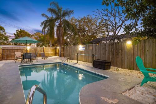 Ozona House | Relaxing Retreat near Honeymoon Island with Pool & Firepit