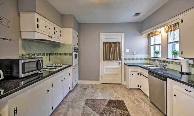 Riverside Terrace House | Stylish Home with Yard, Minutes from Houston Zoo!