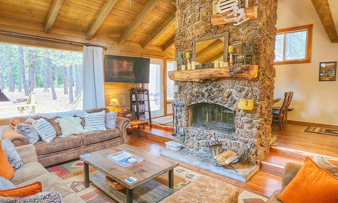 Overlook Park Cabin | Ideal Retreat: 3 Min to SHARC with Private Hot Tub & PS4