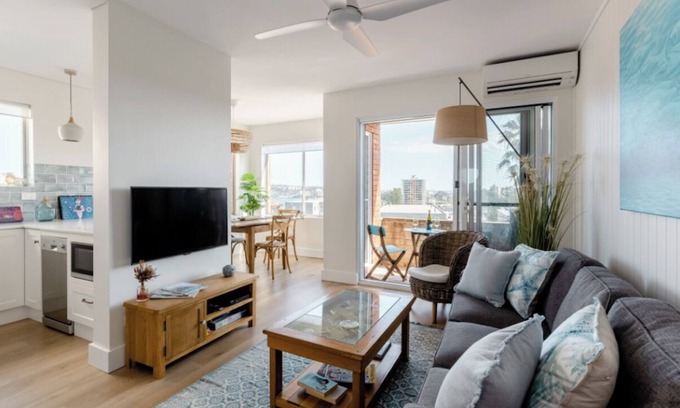 Queenscliff Apartment | Cozy Manly Beach Retreat - Ocean Views & Ideal Location