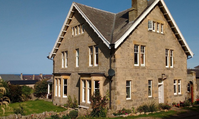 Lossiemouth House | 3 mins to gorgeous quiet beach, seaviews, large rooms with plenty of space