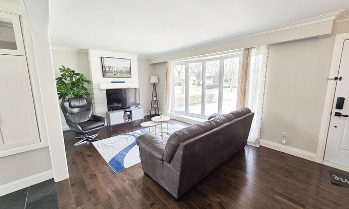 Burlington House | Family-Friendly Bungalow Steps from Waterfront Attractions