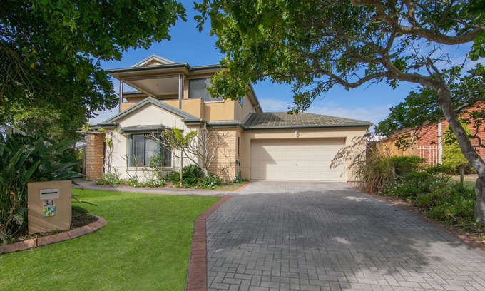 Yamba House | Ideal Stay Steps from Pet-Friendly Pippi Beach & Town