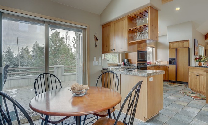 Sunriver House | Inviting 3 Mulligan Home with Hot Tub & Private Deck