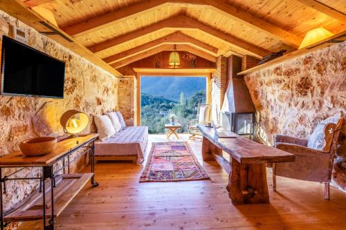Kas House | Discover 3 Oda Kaş: Pet-Friendly Retreat with Hot Tub