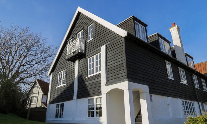 Thorpeness Apartment | Cozy 3 Ogilvie Lodge - Perfect for Families & Relaxation