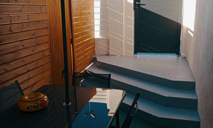 Claira House | Cozy 3-Person Apartment with Terrace and Wifi near Beach