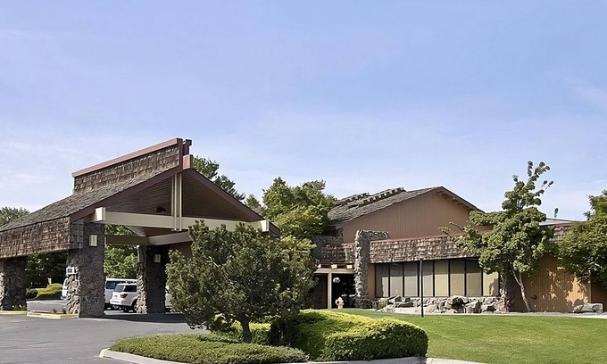 Tri-Cities Resort | Pet-Friendly Retreats Near Gesa Carousel of Dreams!