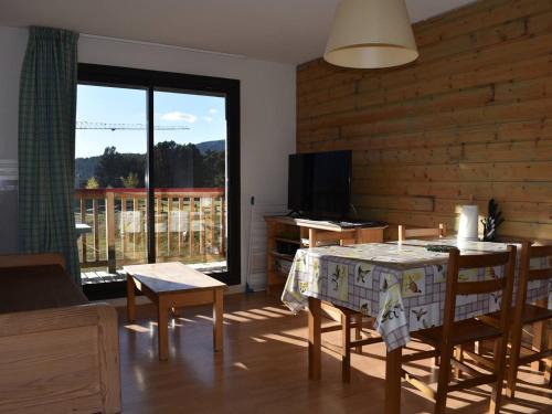 Font-Romeu-Odeillo-Via Apartment | Golf View Apartment with Balcony and Family-Friendly Amenities