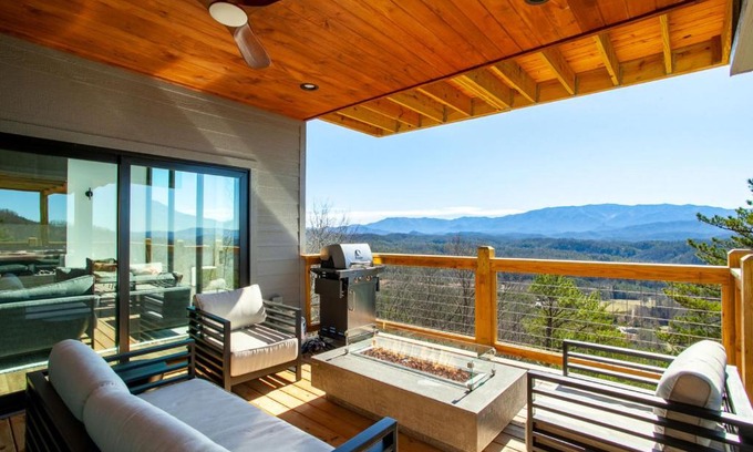 Sevierville House | Enjoy Mountain Views at 3 Pines Lodges with Hot Tub Access