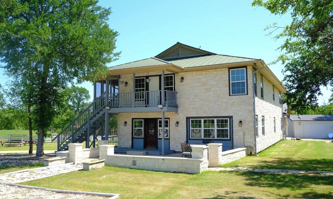 Bryan Other | Cozy Ranch House for Game Days and Weddings with Hot Tub