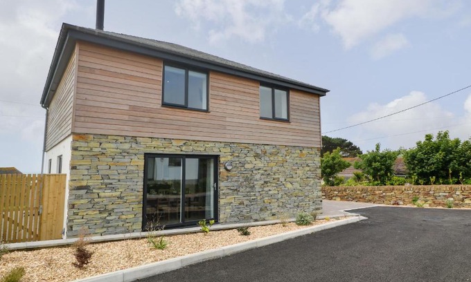 Praa Sands House | Discover 3 Praa Cove: Pet & Child-Friendly Retreat